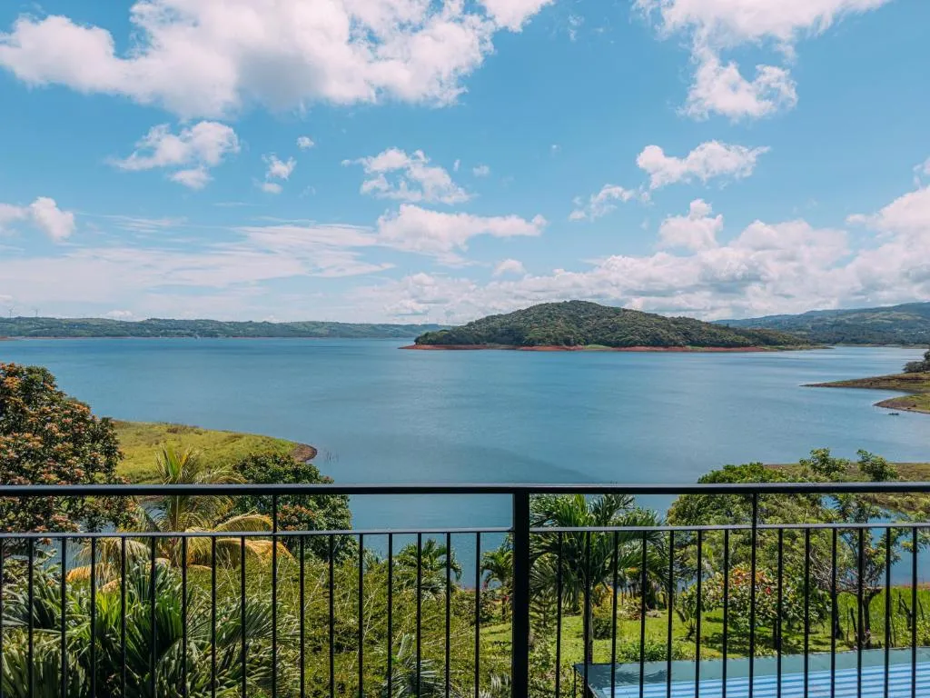 Tinajas Arenal Lakefront Lodge, hotel in Nuevo Arenal