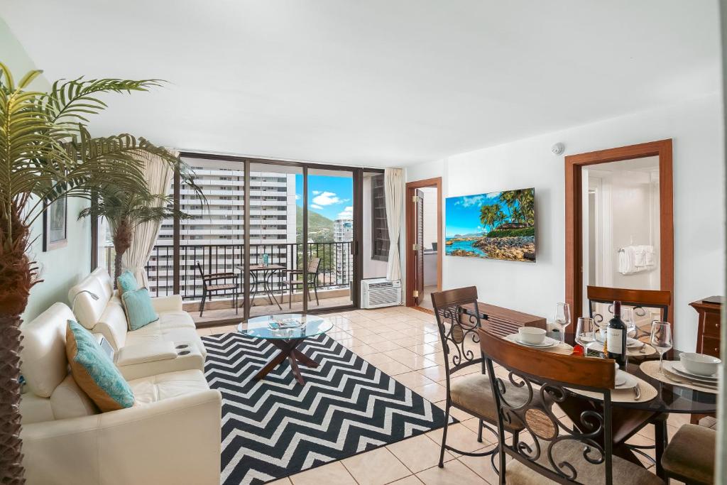 18FL Partial Ocean View, Close to Waikiki Beach, Honolulu