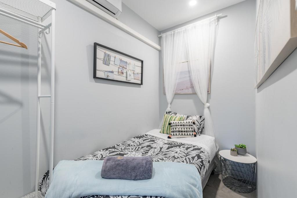 Modern Single Room - AC - 1Min Walk to Central- Close to Darling Harbour Chinatown CBD - Shared Bathroom, Sydney