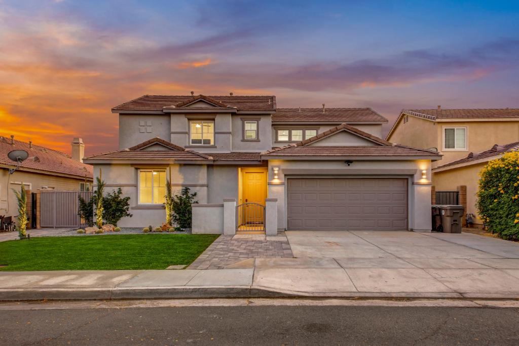 Resort style Retreat ! New Pool , Spa and Game room, Coachella
