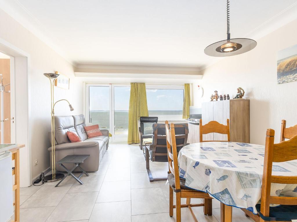 Apartment with sea view and shared pool, Middelkerke