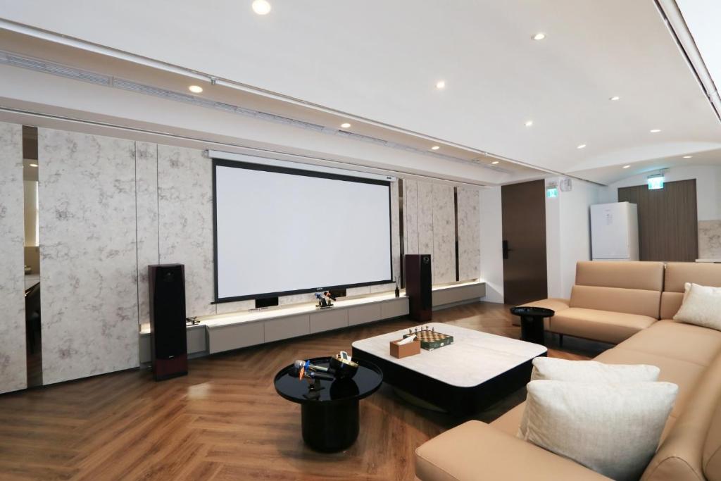 Shared lounge/TV area