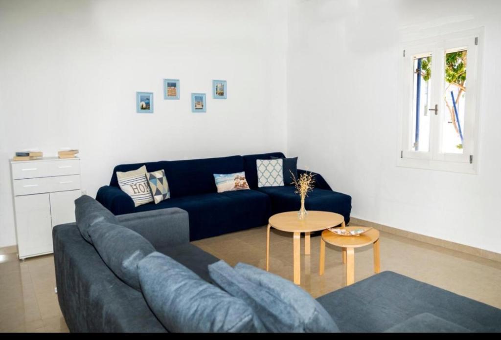 Ble Elia Syros, Liaropá