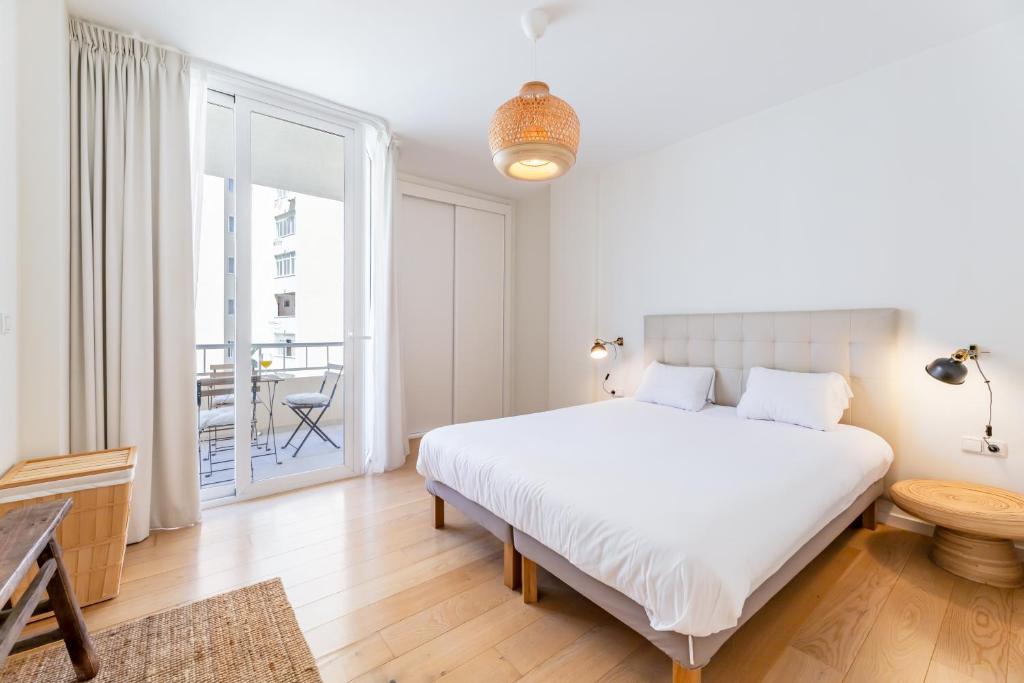 Stylish 2BD Apt in the Centre 10 minutes away from the Beach - 4