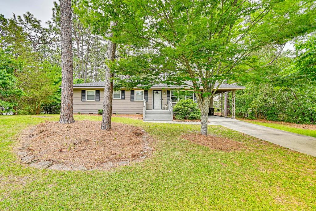 Pinehurst Home with Deck Less Than 2 Mi to Golf Course!, Pinehurst