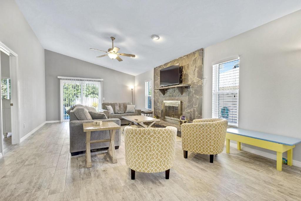 Beachside Home w Garage One Block to Beach Close to Shopping Dining 828, New Smyrna Beach