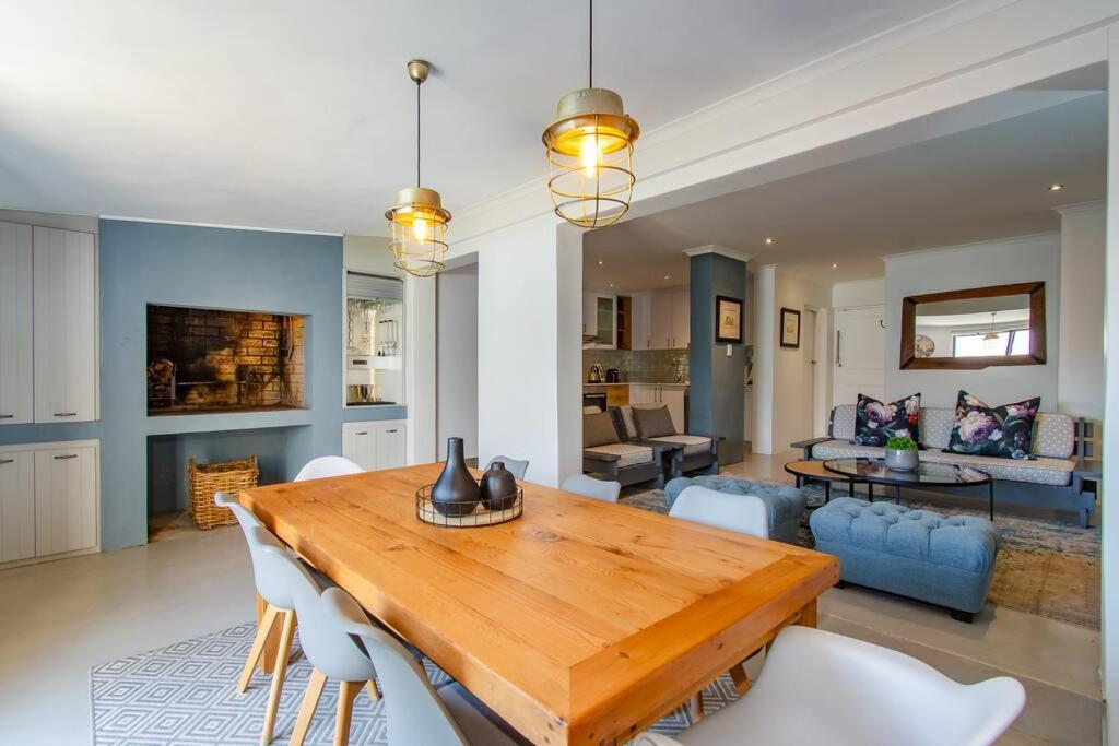 Chic, Cozy, Modern, Secure and Centrally Located, Кейптаун