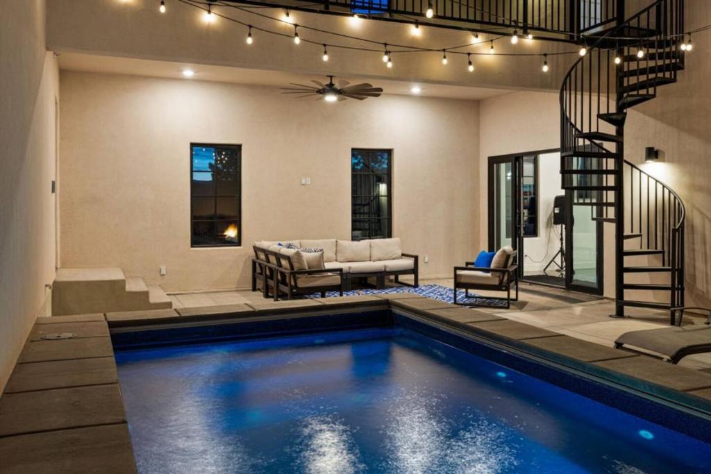 The Icarus - Where Adventure Meets Comfort, Hurricane