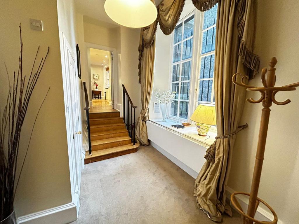 Parliament Sq (apt 10 ) Royal Mile