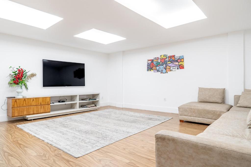 Shared lounge/TV area