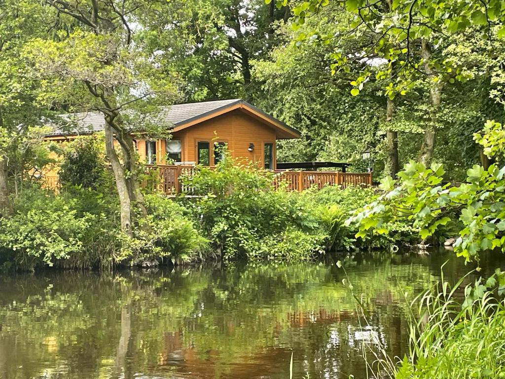 Riverbank Lodge, Dollar