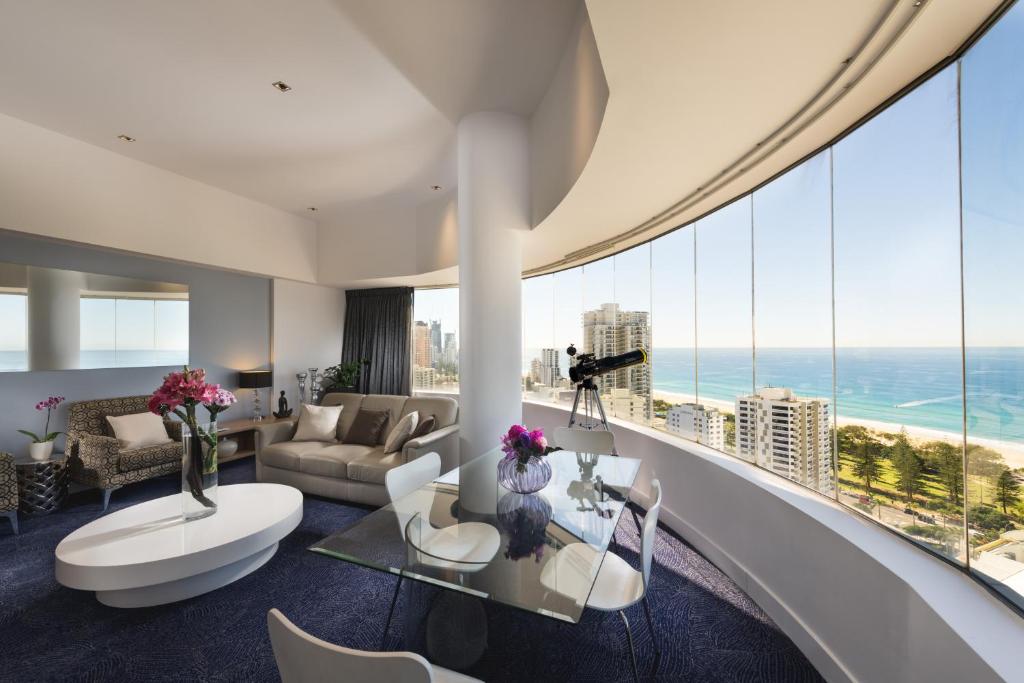 ソフィテル ゴールドコースト ブロードビーチ (Sofitel Gold Coast Broadbeach) 共用ラウンジ/TVエリア