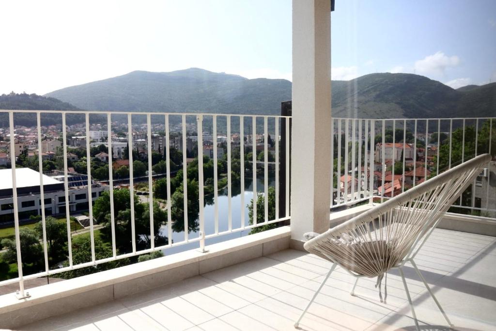 Sunny HILL - 1