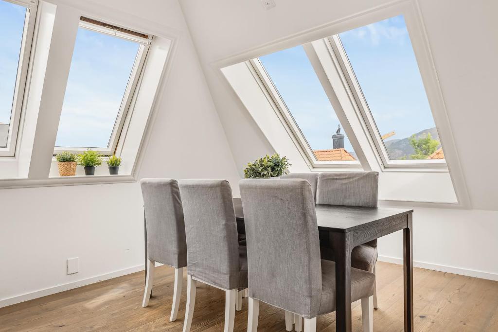 Dinbnb Apartments I Top-floor With 3x Workspaces I 350m To Harbour, Bergen