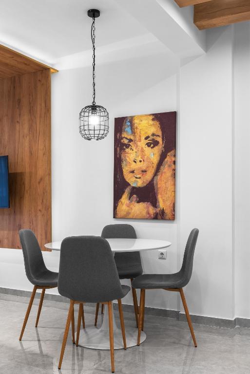 Wood n White Nilie Hospitality MGMT 전경