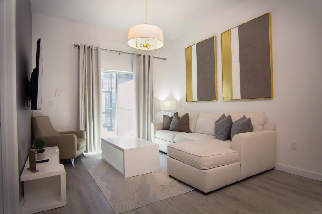 Serenity Townhouse Private Pool and Pet-Friendly, Davenport