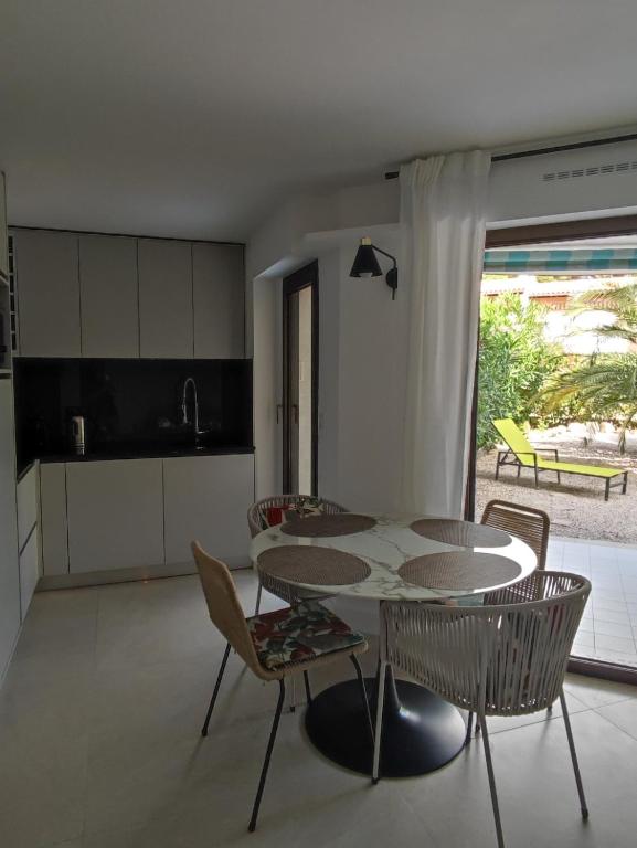 Le Palmier, jardin privatif, plage 200m, centre et restaurants à deux pas, climatisé, wifi, garage, rénové - 4