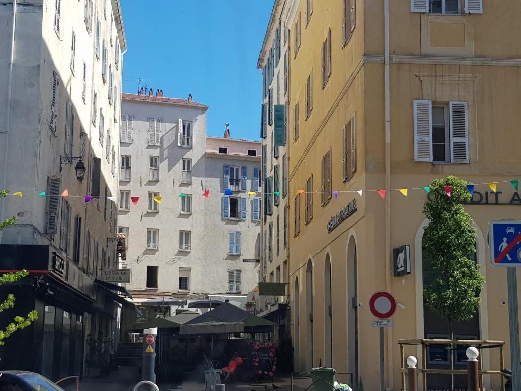 AJACCIO CATHEDRALE AU COEUR DE LA CITEE IMPERIALE POUR 3 a 4 PERS PROCHE DES PLUS BELLES PLAGES ET DE TOUTES COMMODITES PORT A 2MN - 2