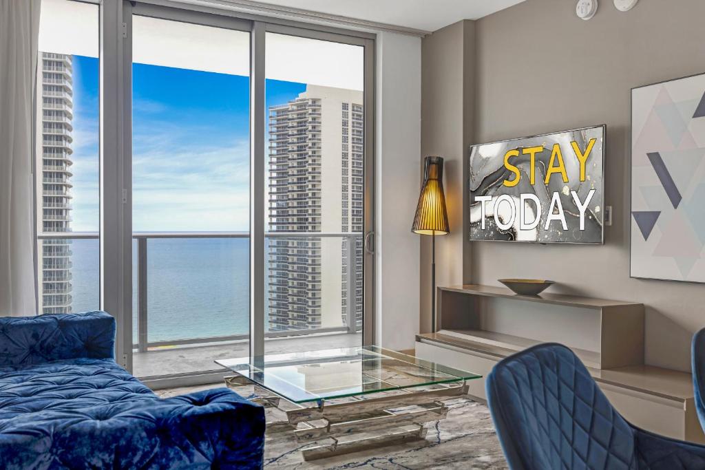 HYDE HOUSE - Luxury Waterfront 2BR 2BA Apartment Suite with direct ocean view, roof top pool, resort amenities, Hollywood