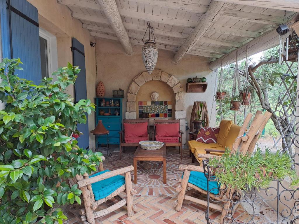 villa provençale avec piscine privée- jardin- terrasses ombragées à 5mn d'Arles - 3