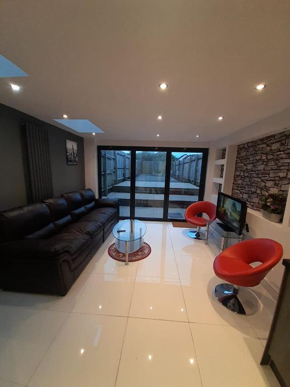 Entire Contemporary & spacious home & free street parking, Cardiff