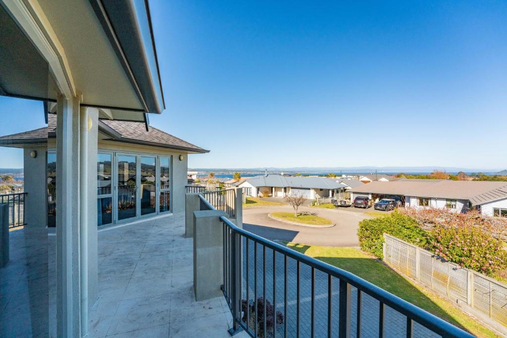 Nature Vistas - Lake Taupo Holiday Home, Taupo