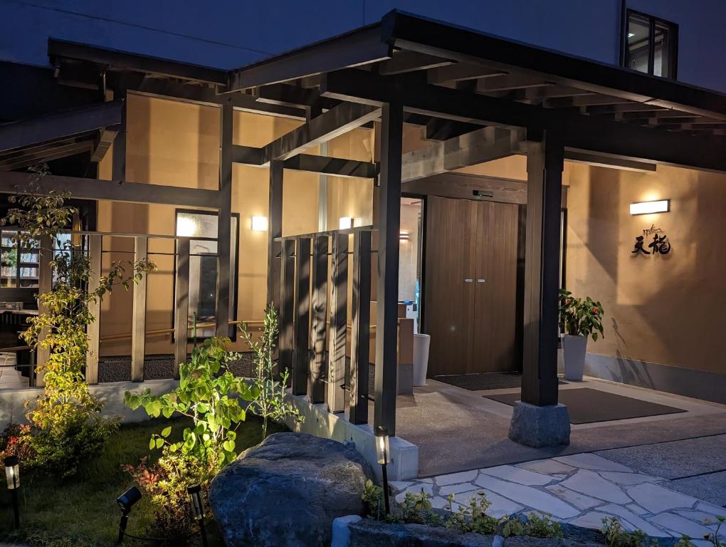 5. Ryokan T..