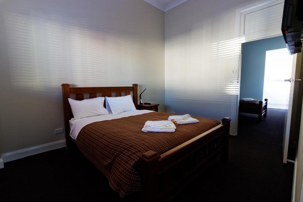 Kyogle Commercial Hotel의 깔끔한 침실