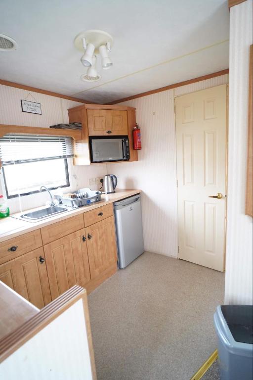 2 Bedroom Caravan, Manor Park, Hunstanton photo 7