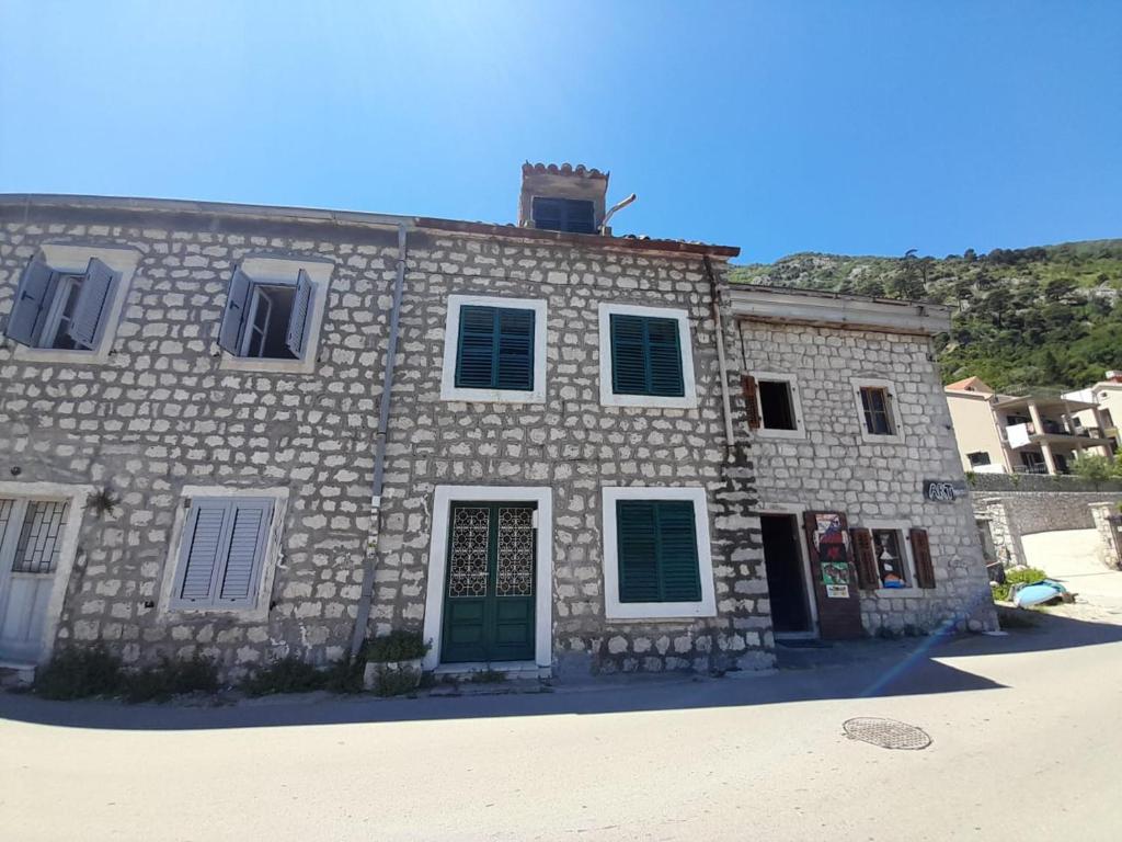 Beach edge 4-Bed House in Muo Kotor - 2