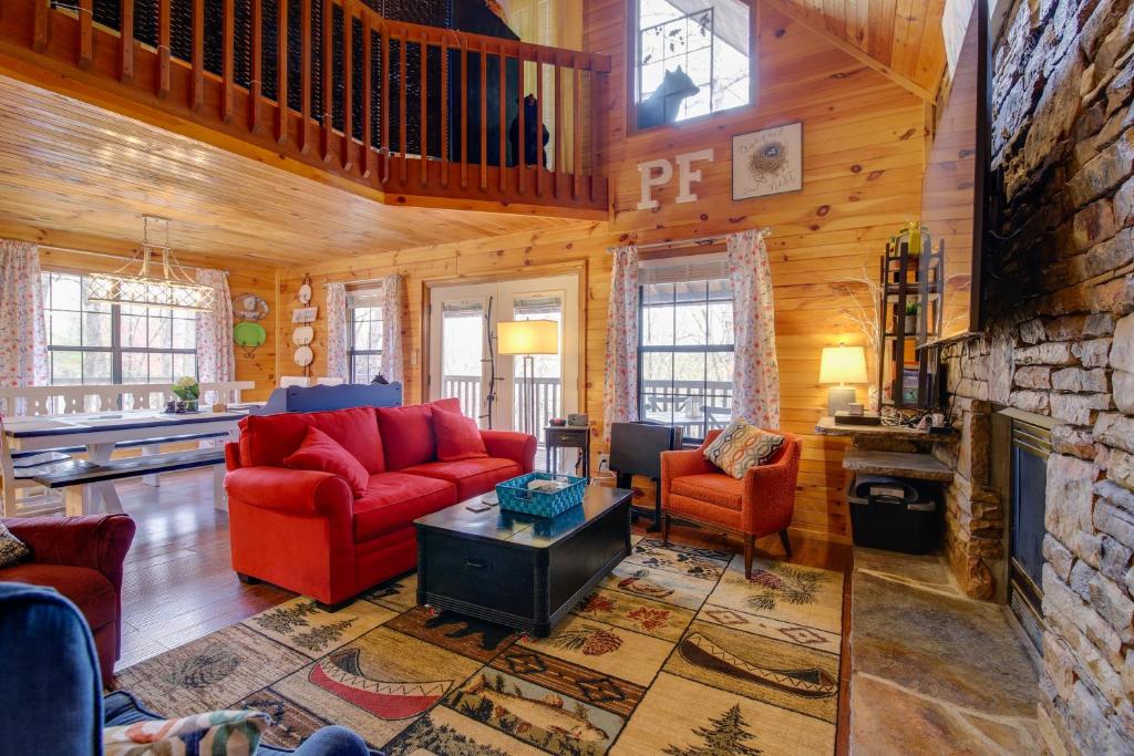 Easy-Access Pigeon Forge Cabin with Hot Tub!, Pigeon Forge