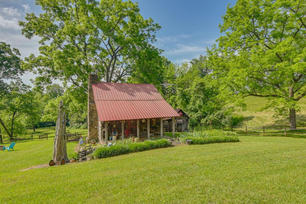 Ferrum Rustic Cabin in the Valley with Fire Pit, Ferrum