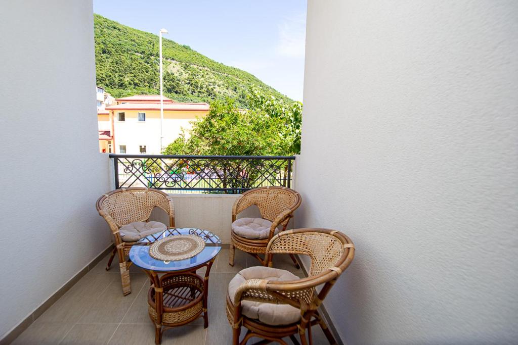 Newly refurnished apartment with large garden - 3