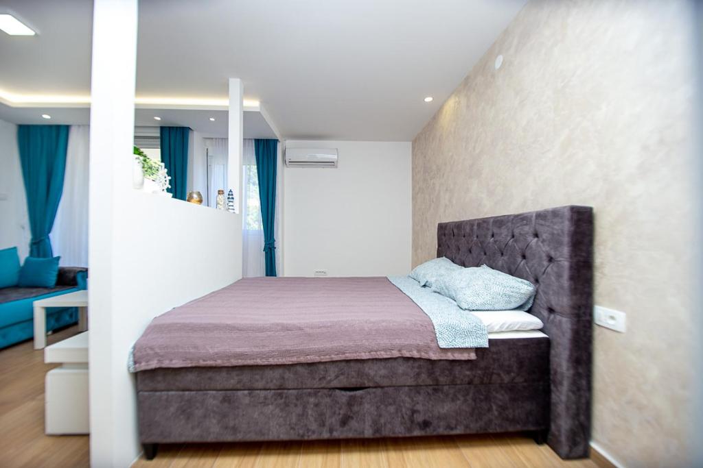 Newly refurnished apartment with large garden - 4