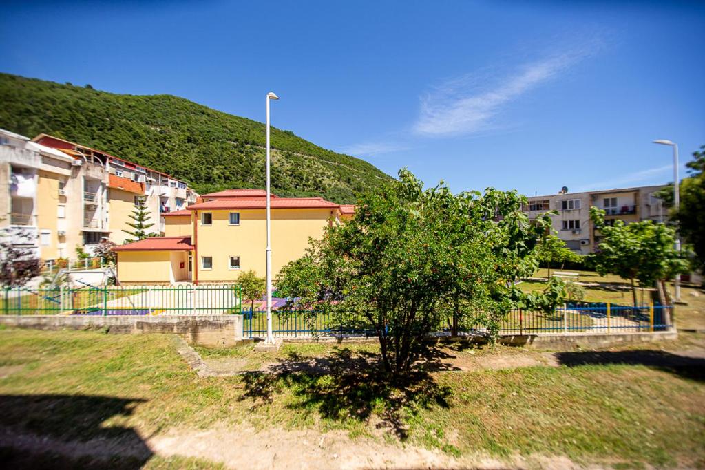 Newly refurnished apartment with large garden - 5