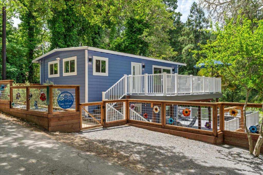 Cosmo Retreat - Hot Tub Dogs OK Bocce Ball Court, Forestville