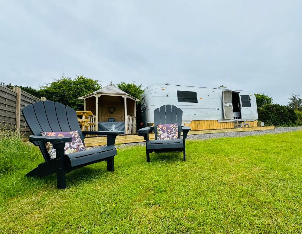 WildView Cosy Glamping with Outdoor Bath and stunning scenery, Helston