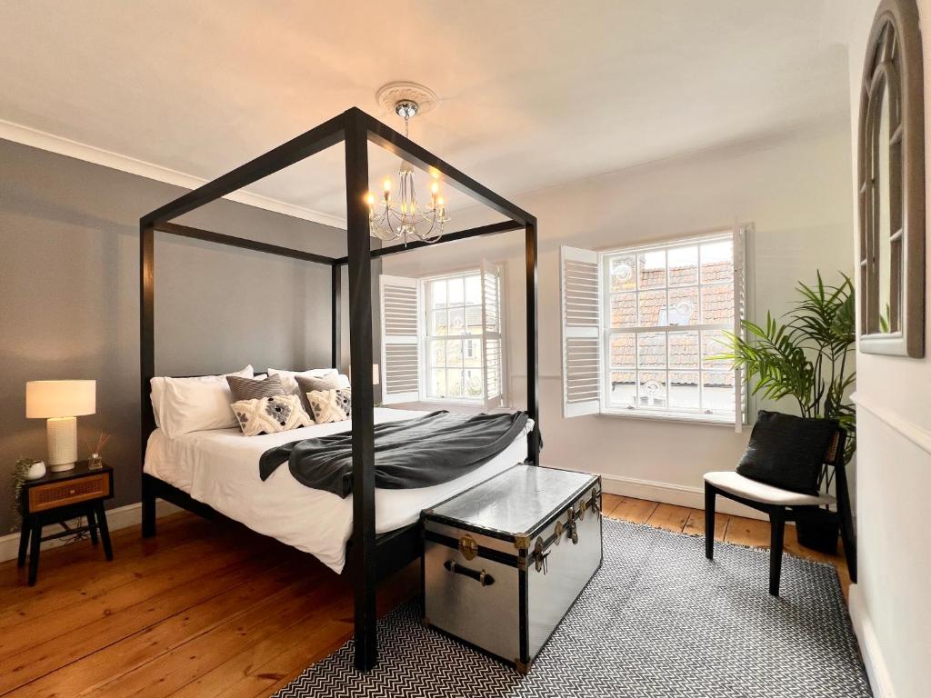 BEAUTIFUL WINDSOR COTTAGE, AMAZING LOCATION, The Castle, Ascot, Legoland, Free Parking Super Close, Windsor