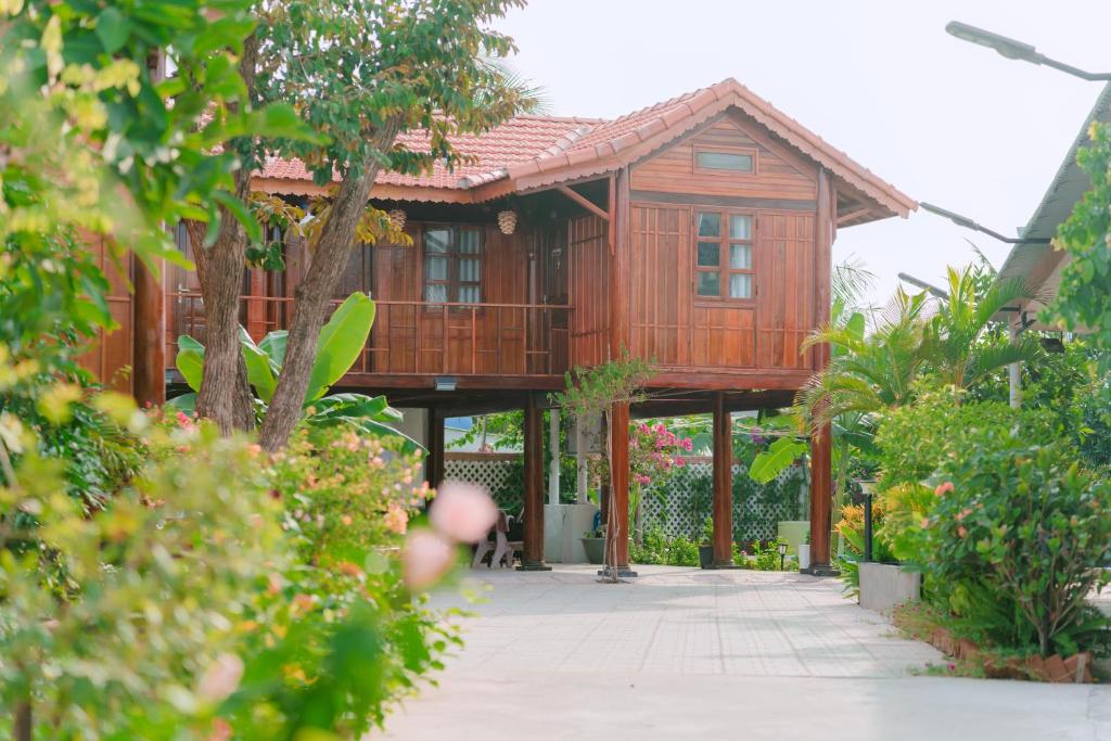 WOODEN HOMESTAY LAGI