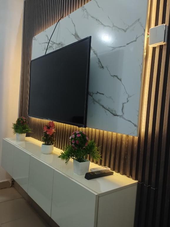 O and A Apartment, Abudža