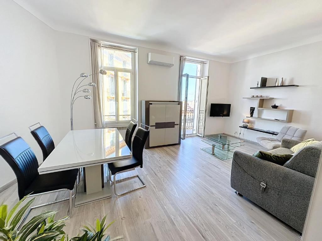 ROL2 - Beau 2 pièces avec balcon et vue mer latérale - 5