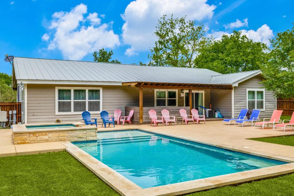 Private Pool & Hot Tub! Charming Hill Country Home Minutes to Wineries/Shops!, Johnson City