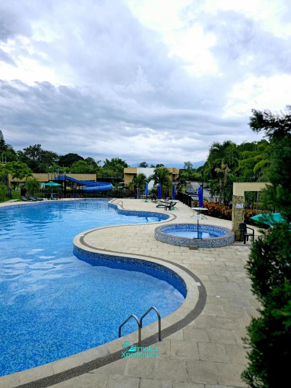 Apartamentos Privados de 3H y 2H a 5m del Aeropuerto, 20 minutos del Parque del Cafe y Centro de Armenia con 4 Piscinas, 3 Jacuzzi, Sauna By Molca - 5