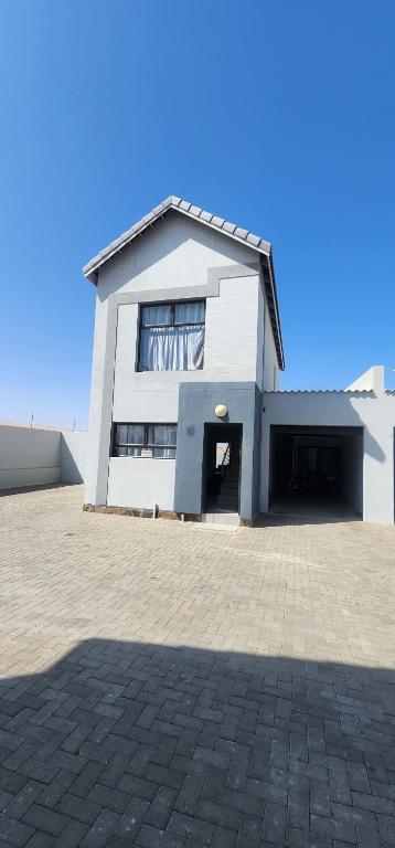 Dolphin Leap Unit 6, Rand Rifles