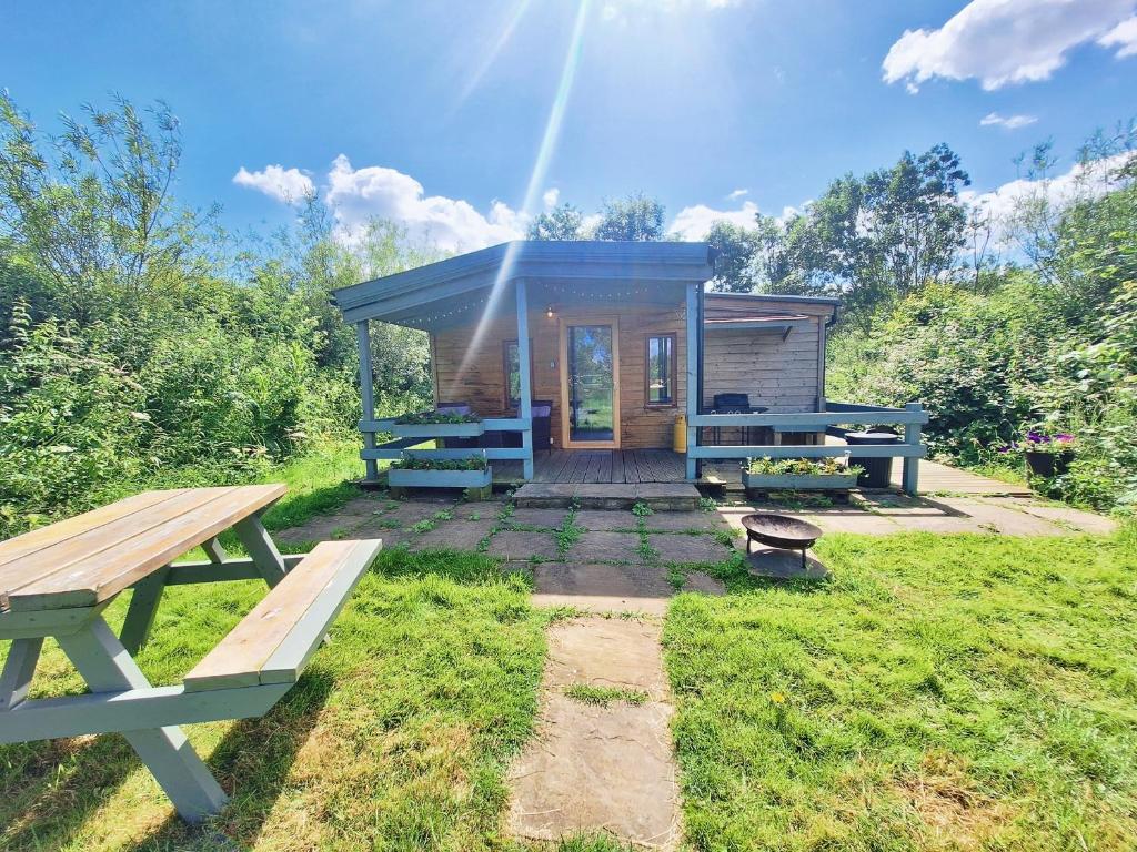 Beautiful Wooden tiny house, Glamping cabin with hot tub 2, Tuxford