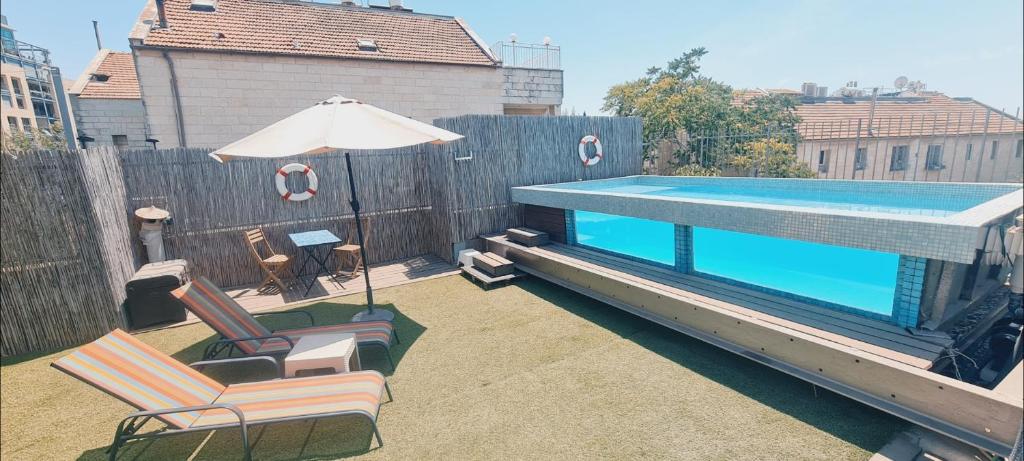 Private Swimming Pool ! דירת סטודיו קטנה עם בריכה פרטית, Meqor H̱ayyim