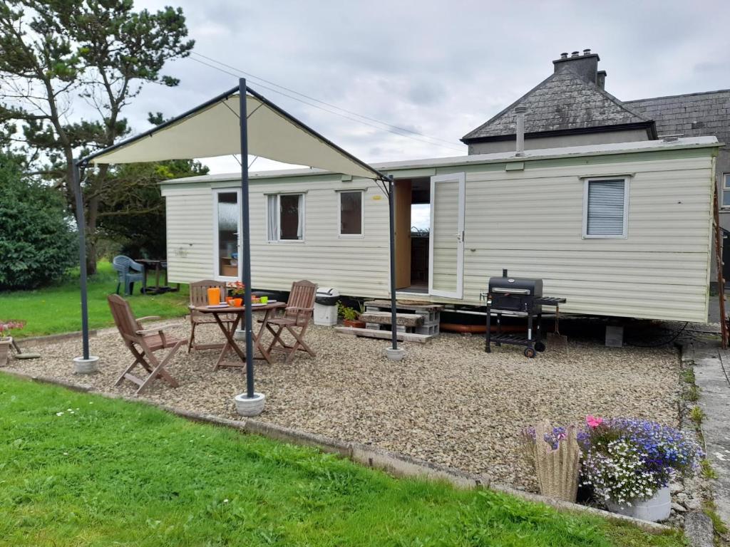 Tir Beag Eile, Ennis