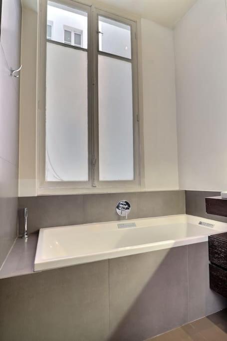 Luxury 3 Bedrooms Apartment near Champs Elysees - 4
