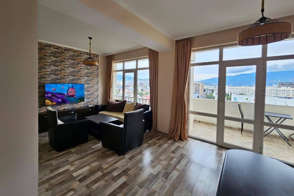Lovely Apartment Next to Park With Nice Views, Tbilisi