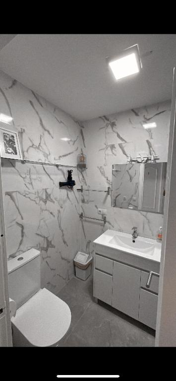 Precioso dormitorio en el centro de Torremolinos - 2